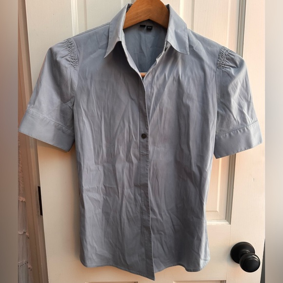 364. LADIES THEORY VINTAGE LIGHT PERIWINKLE BLUE SHORT SLEEVE BUTTON-DOWN BLOUSE